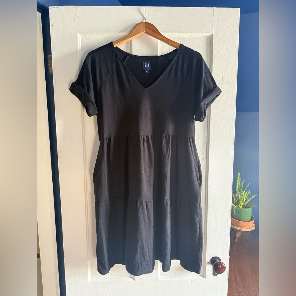 Gap V Neck Tiered Knit Dress with Pockets